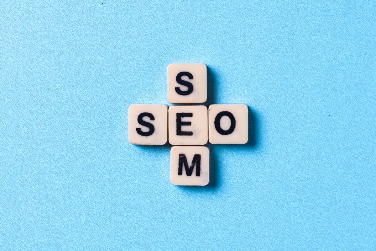 SEO y SEM: diferencias, ventajas y cuándo combinarlos